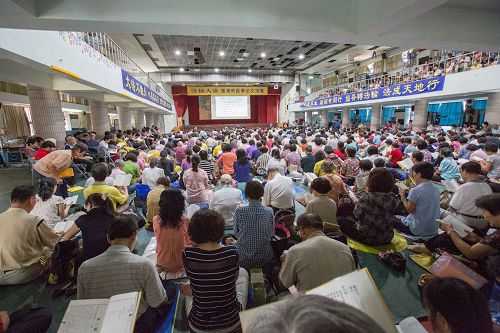 '圖1、2：台灣南部地區部份法輪功學員，在台南市永康國中活動中心學法交流，大家比學比修，互勉精進。'