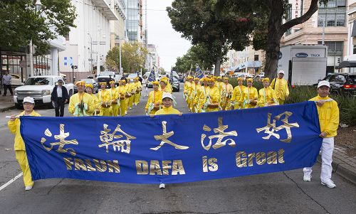 圖1-15：二零一六年十月二十五日，數百法輪功學員舉辦遊行，從日本城出發，途徑中領館，最後抵達市政廣場，展示法輪功的美好，呼籲制止迫害。