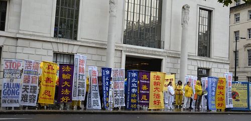 '圖1：二零一六年十月一日，英國法輪功學員在倫敦中使館對面集會，呼籲制止迫害。'