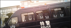 '停在法院外的特警車'