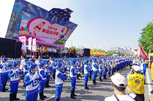 '圖2：天國樂團在舞台前表演。'