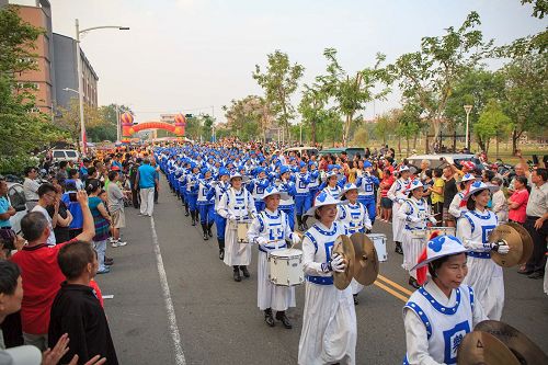 '圖2～3：法輪大法天國樂團受邀引導隊伍，揭開活動序幕。'