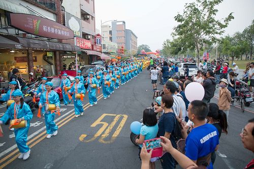 '圖5：活潑喜氣的腰鼓隊吸引很多民眾用手機拍照留念。'