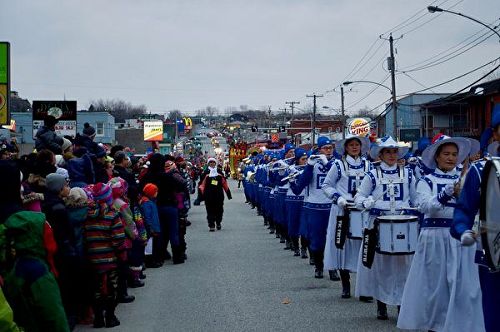 '圖2：本次遊行共有來自加拿大蒙特利爾渥太華和紐約天國樂團的約一百五十名成員參加，陣容整齊、聲勢浩大。'