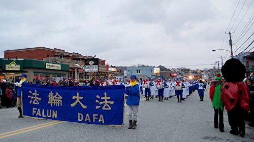 '圖3：法輪大法天國樂團的隊伍引領整個遊行隊伍穿越捨布魯克市'