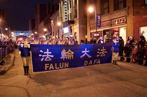 '圖5：天國樂團隊伍經過燈火通明的捨布魯克市中心街道'