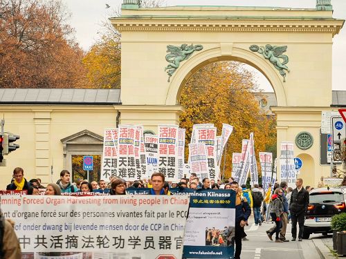 圖2-9：二零一六年十一月五日，穿行在慕尼黑大街上的法輪功遊行隊伍