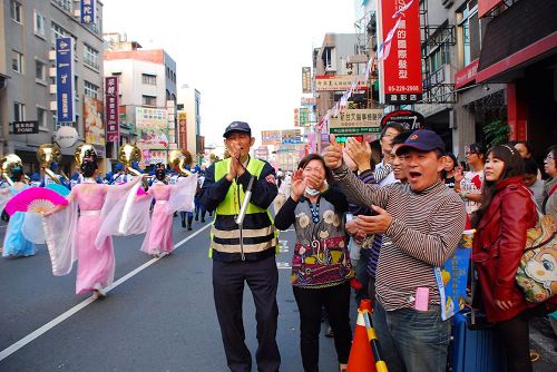 '圖7～8：雄壯音樂震撼整條街道，吸引了民眾的眼光，人們紛紛鼓掌'