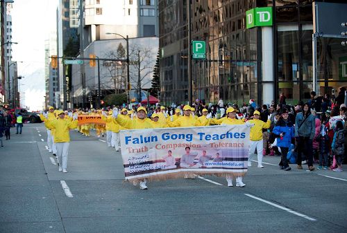 '圖1～5：2016年12月4日，加拿大溫哥華法輪大法學員參加了在溫哥華市中心舉行的聖誕大遊行，受到民眾熱烈歡迎。'