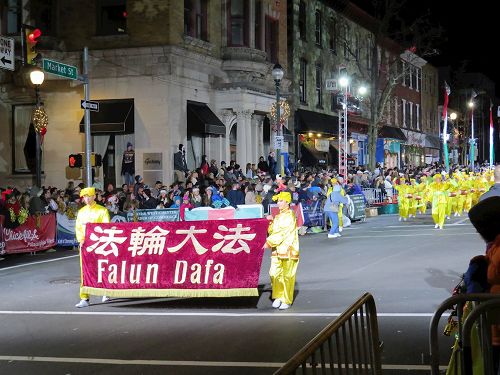 '圖：由費城及周邊城市的部份法輪功學員組成的腰鼓隊應邀參加在西切斯特市（West Chester）聖誕遊行，這已是法輪功學員連續第九年受到邀請'