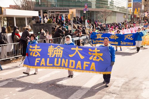 圖4-5：中外法輪功學員，手持五彩繽紛的「法輪大法好」、「真善忍」橫幅和彩旗，沿途向民眾送上新年的祝福