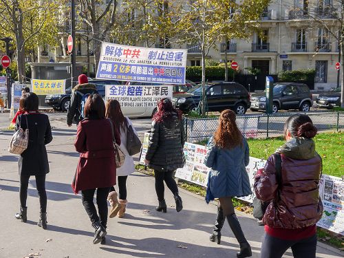 圖1-2：每天都有大批的中國遊客經過巴黎旅遊景點上的法輪功真相點