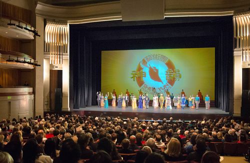 神韻紐約藝術團在聖地亞哥加州藝術中心（California Center for the Arts，Escondido）自首演一票難求到終場的一票難求，連續三天四場演出都爆滿