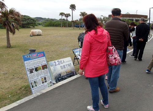 圖5：遊客駐足觀看天安門自焚真相看板