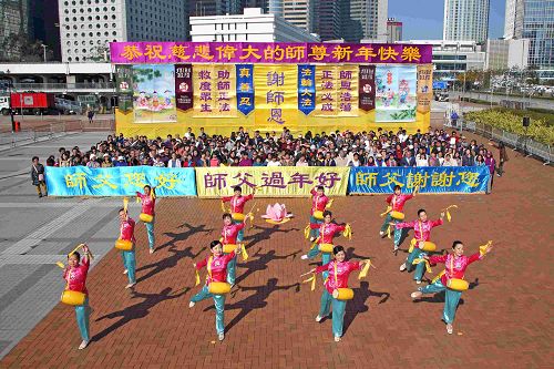 腰鼓隊表演，向師尊拜年。