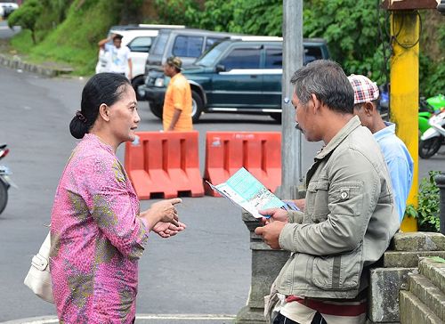 學員們講清真相並散發法輪大法真相傳單