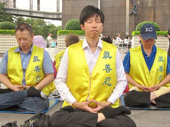 圖4. 身為自由地區司法官的偉銘（著白襯衫者）關心中國大陸的法官及司法人員，誠摯呼籲他們：懸崖勒馬，彌補過錯以保未來。