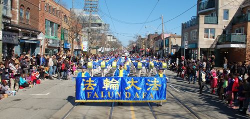 圖1-3：二零一六年三月二十七日，由一百多名法輪功學員組成的多倫多天國樂團應邀參加了多倫多一年一度的復活節遊行，沿途受到中西方觀眾歡迎。