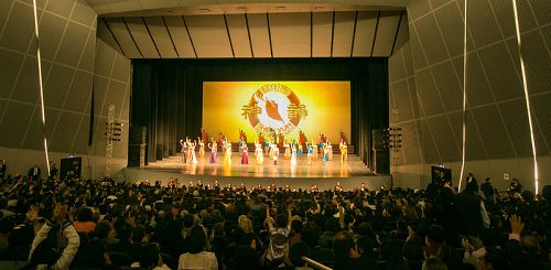 圖2：3月1日晚，神韻巡迴藝術團在普埃布拉市大都會劇院4千多觀眾熱烈的掌聲和歡呼聲中完美落幕。