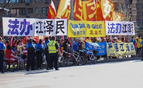 圖1-2：二零一六年三月三十日，華盛頓DC部份法輪功學員在習近平入住的酒店附近打出「法輪大法好」、「法辦江澤民」等橫幅，呼籲習近平將迫害法輪功的元凶江澤民繩之以法。