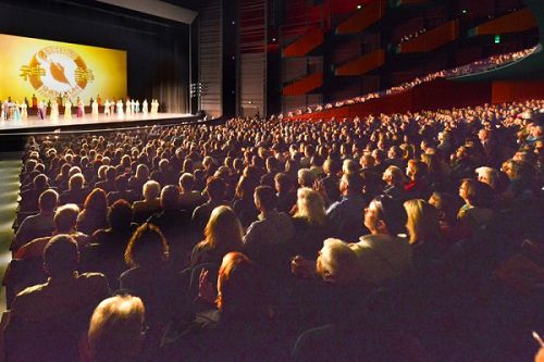 圖7：美國神韻巡迴藝術團在西雅圖麥考劇院（McCaw Hall）三天五場的演出落下帷幕。圖為神韻巡迴藝術團於4月9日下午的演出。最後一場是離演出前一個月臨時加的，也座無虛席。