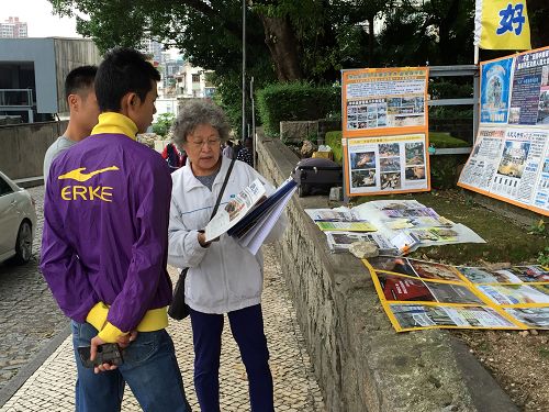 圖1：聲援「訴江大潮」，澳門法輪功學員徵集簽名、聯署舉報迫害元凶江澤民。