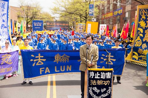 圖1：紐約集會，讚頌四二五精神。圖為法輪大法信息中心發言人張而平先生，他表希望每個中國人都能夠站在正義的一邊，制止迫害，明白法輪大法好，給自己、也給中國開創美好未來。