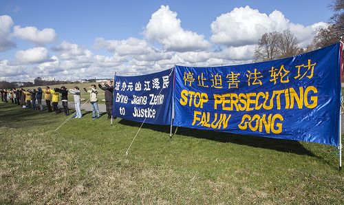 圖1：紀念四•二五，瑞典法輪功學員在斯德哥爾摩中使館的對面集會，呼籲早日法辦元凶。