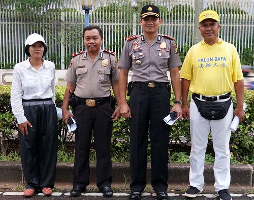 當地警官與參加活動的法輪功學員合影