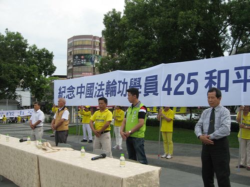 圖4：前來參加集會的嘉賓跟隨現場法輪功學員煉功。前市議員高基讚（左二）表示回去後要找住家附近的學員學煉。獸醫師詹振芳（左一）認為看似不大的動作，卻會流汗，對身體有幫助。前高分院庭長古金男（右一）認為法輪功學員講真相，對中國民主法治有幫助。