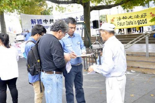 圖4：奧克蘭民眾簽名支持法輪功學員反迫害