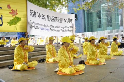 圖5：奧克蘭法輪功學員在紀念四二五集會上演示功法