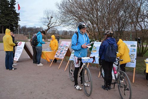 圖3-5：許多民眾經過時，有的駐足閱讀真相展板、真相資料，有的與學員交談了解迫害真相。