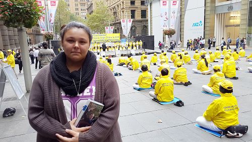 大學學生珊漾（Shanaye March）在一旁聽集會發言並落淚