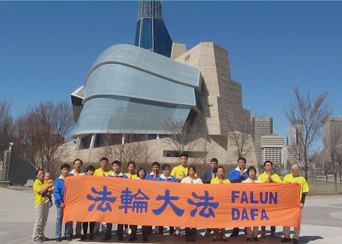 圖1：溫尼伯法輪功學員恭祝師父生日快樂！