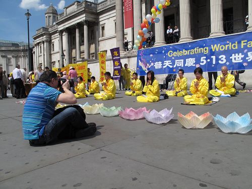 圖13：經營攝影室的倫敦人保羅了解法輪功真相，五月八日，在鴿子廣場再次被法輪功學員集體煉功講真相的場面所吸引。