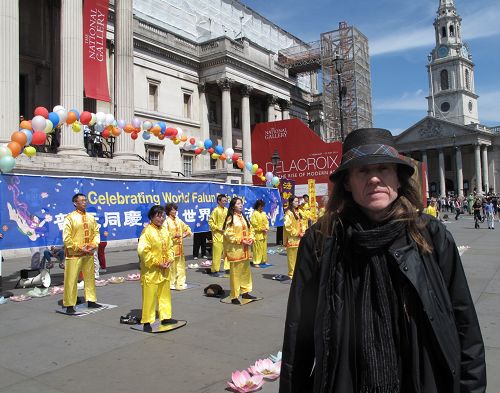 圖15：五月八日，來自北英格蘭的業餘詩人布萊特在倫敦鴿子廣場有緣遇到法輪功真相。