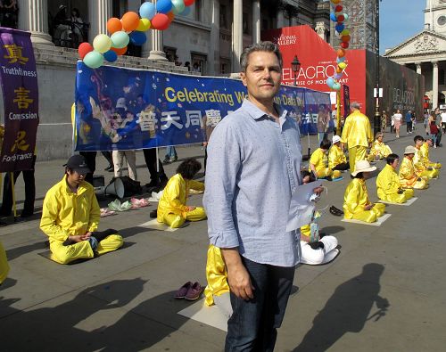 圖16：五月八日，南非人岩在倫敦鴿子廣場第一次直接感受法輪大法的美好。