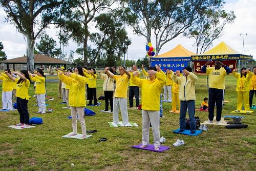 圖1-3：二零一六年五月八日上午，聖地亞哥的法輪功學員來到Mira Mesa公園集體大煉功，慶祝世界法輪大法日，並恭賀李洪志師父華誕。