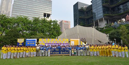 圖1：新加坡法輪功學員集體合影，恭敬合十，齊聲念頌：「新加坡大法弟子恭祝師尊生日快樂，謝謝師父！」