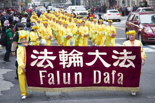 圖1-13：慶祝法輪大法弘傳世界二十四週年，近萬名法輪功學員匯聚紐約曼哈頓舉辦盛大遊行，傳播大法的美好，並呼籲正義良知，希望更多的世人了解法輪功，了解真相。