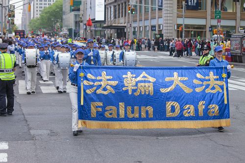 圖1-14： 二零一六年五月十三日，近萬名來自世界五十三國、一百多個地區的法輪功學員在紐約曼哈頓舉行盛大遊行，展現法輪大法的美好，慶祝大法弘傳二十四週年，同時呼籲停止迫害。