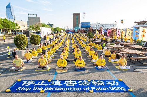 法輪功學員在紐約中領館前煉功，呼籲制止中共迫害