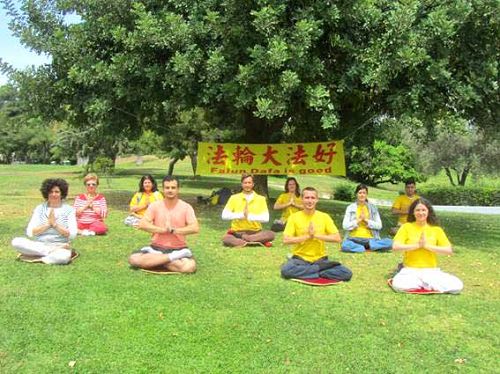 圖1：希臘法輪功學員恭祝師父生日快樂