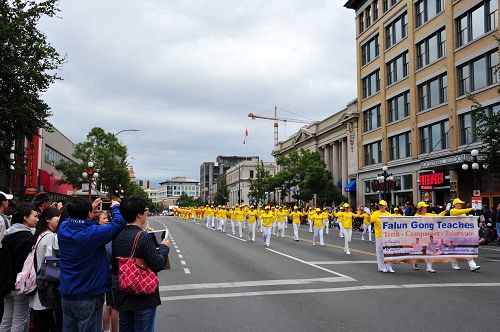 圖9：維多利亞日遊行中，很多華人觀眾興致勃勃地拍攝法輪功隊伍