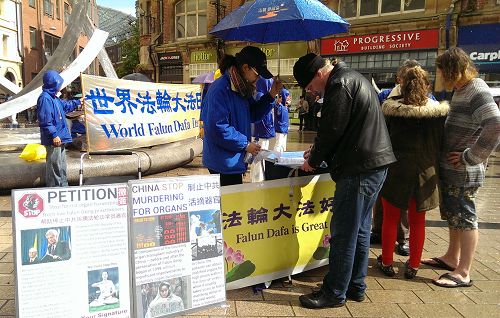 圖1：北愛爾蘭貝爾法斯特市中心最繁華的亞瑟廣場上，不斷有熱心民眾來了解真相並支持法輪功反迫害。