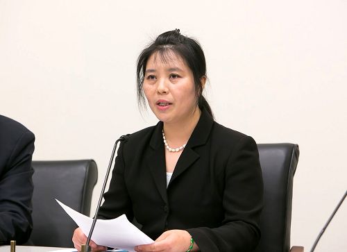 吊銬和「死人床」酷刑倖存者馬春梅女士在研討會上講述自己受迫害經歷。