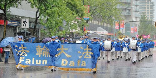 圖1-3：法輪功學員冒雨參加了新西敏市海閱節遊行，受到組委會和市民盛讚。