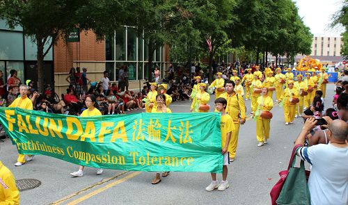 圖1-6：二零一六年五月二十五日，美國大華府地區的法輪功學員參加在馬裏蘭州洛克維爾市（Rockville）和弗吉尼亞州瀑布教堂市（Falls Church）舉行的「紀念日」遊行。觀眾讚：祥和、美好。