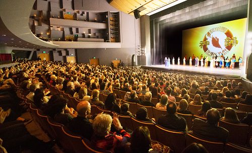 2016年3月22日，神韻紐約藝術團在洛杉磯千橡市（Thousand Oaks）演出盛況。